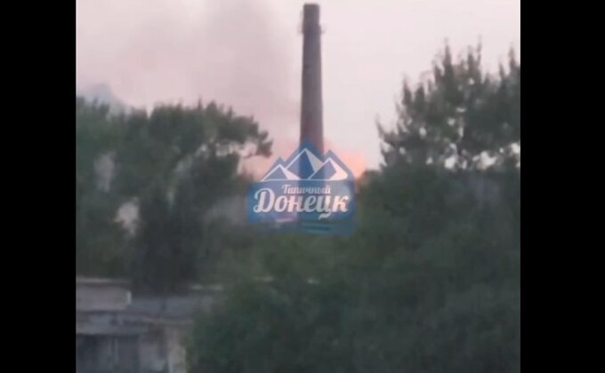 У тимчасово окупованому Донецьку щось вибухнуло та детонує – відео