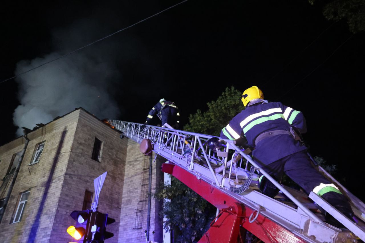 Харків. Рятувальники показали наслідки удару росіян дронами, зруйновано дві будівлі — фото