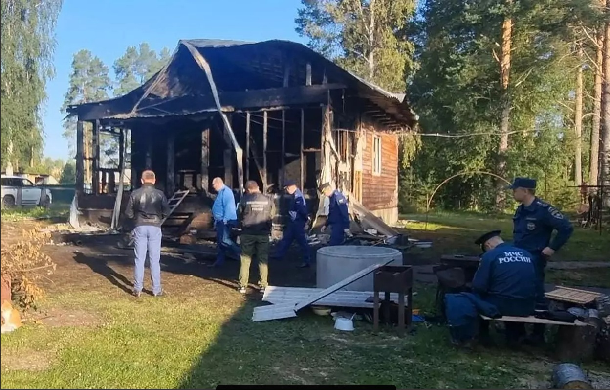 Следователи на месте пожара в Деревянном (Фото – соцсети)