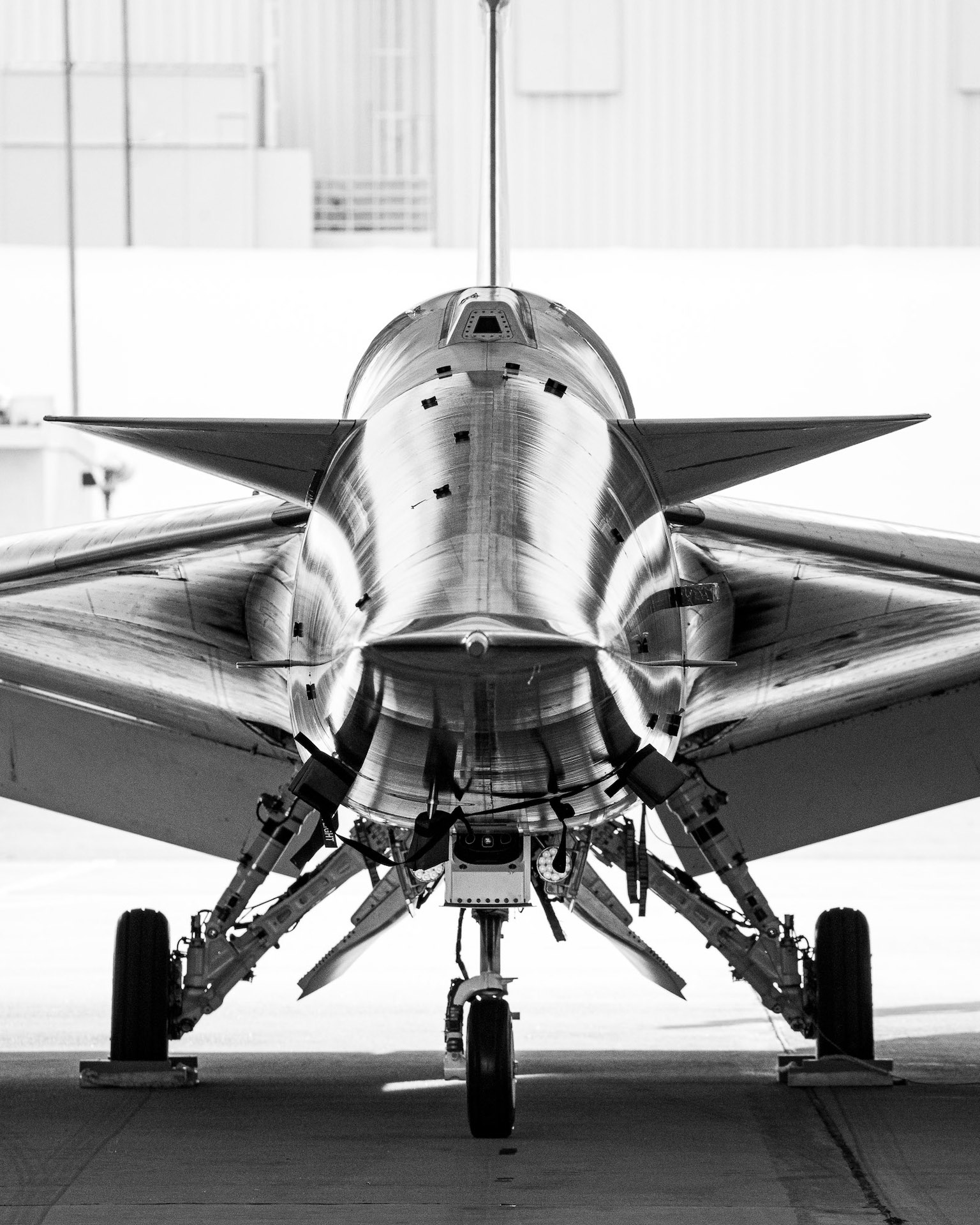 В США показали "тихий" сверхзвуковой самолет NASA X-59. Он как из фантастического фильма