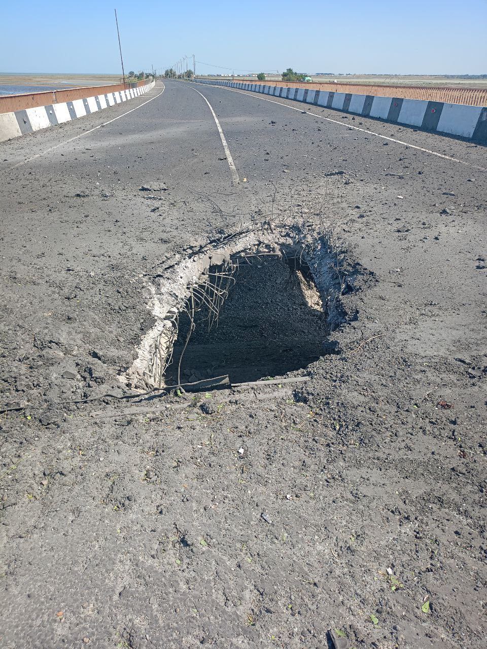 Удар по Чонгарському мосту (Фото – соцмережі) Удар по Чонгарскому мосту (Фото – соцсети)