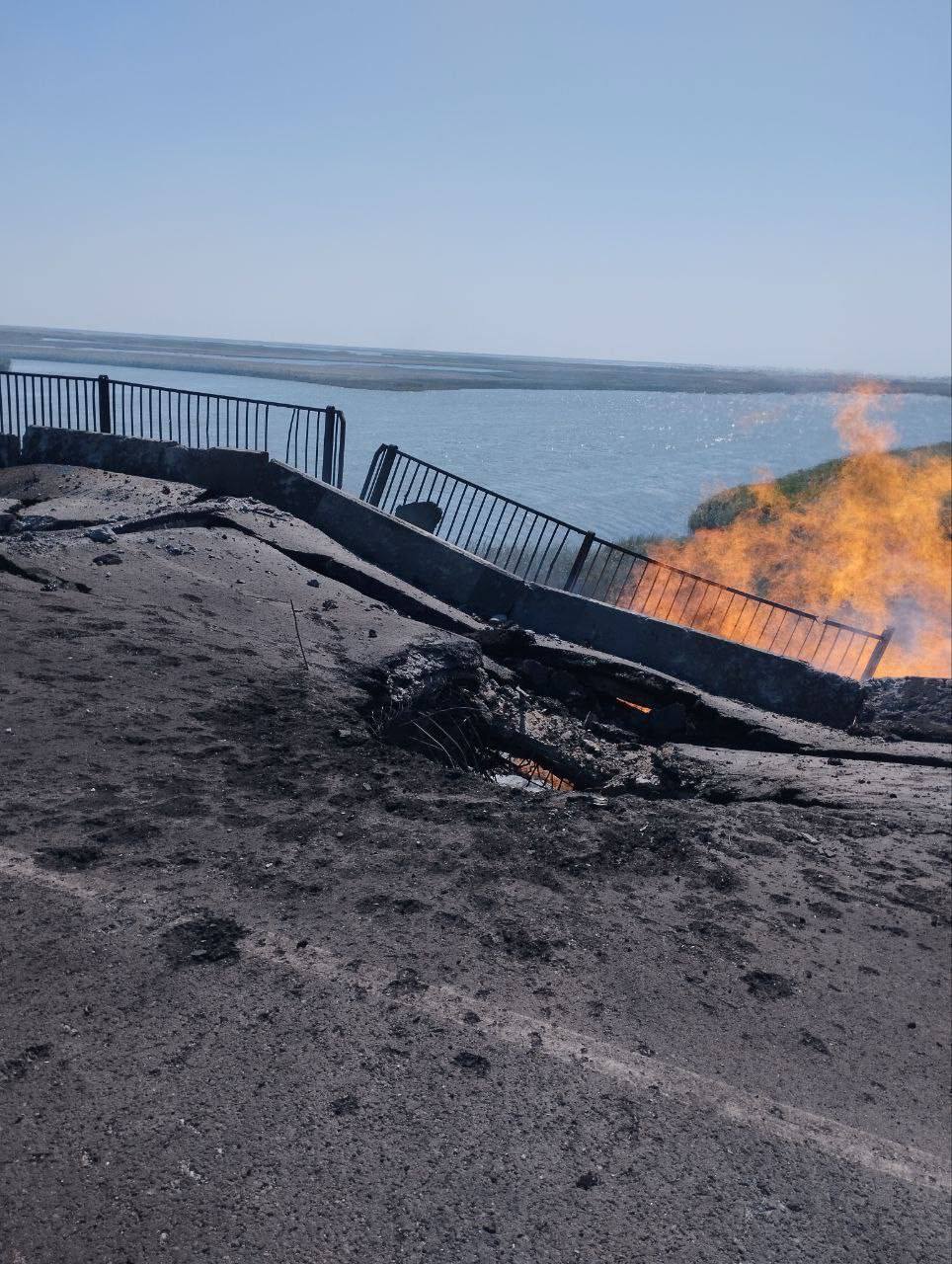 Удар по мосту у Генічеську (Фото – соцмережі) Удар по мосту у Генічеську (Фото – соцмережі)