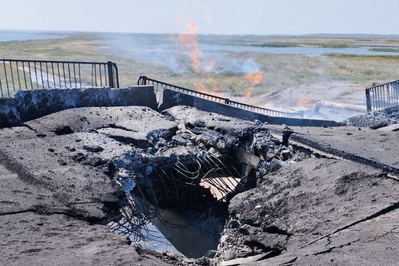 Удар по мосту у Генічеську (Фото – соцмережі) Удар по мосту у Генічеську (Фото – соцмережі)