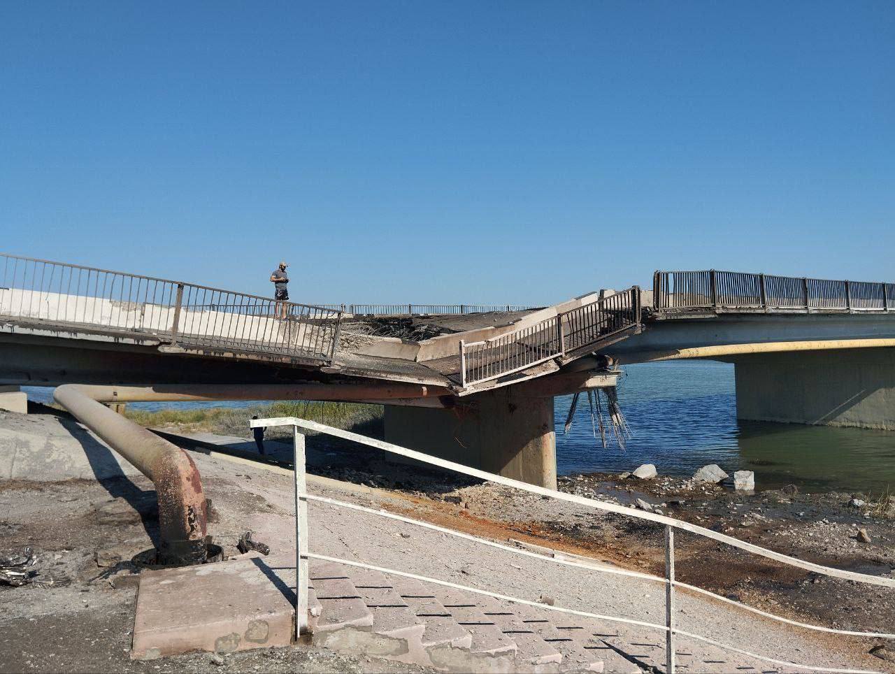 Удар по мосту у Генічеську (Фото – соцмережі) Удар по мосту у Генічеську (Фото – соцмережі)