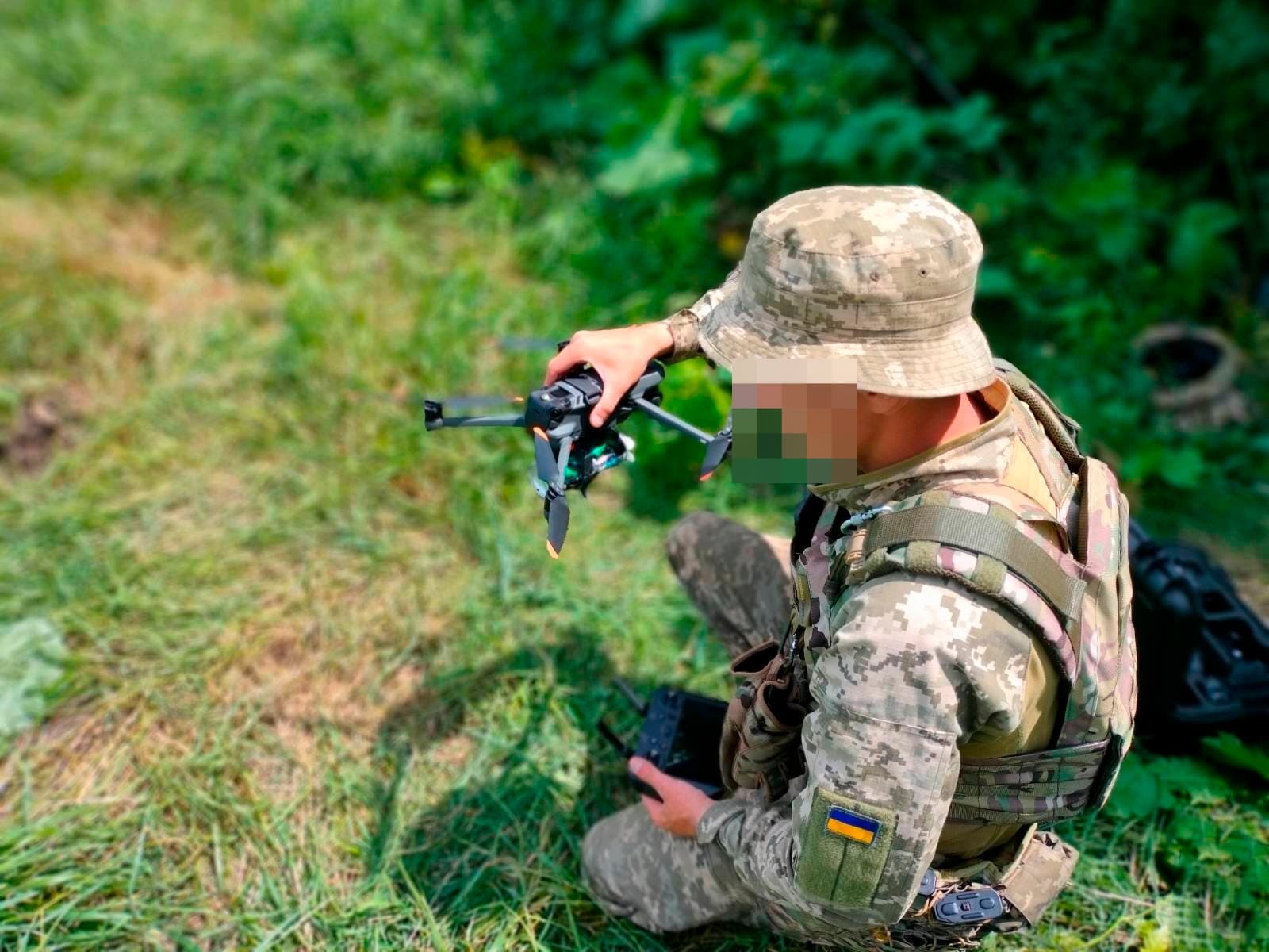 Військовий ЗСУ готовий запускати FPV-дрон (фото – Армія дронів)