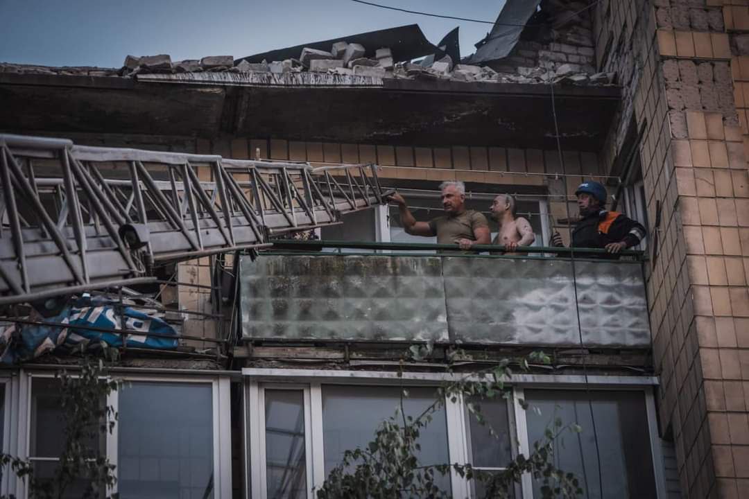Покровськ (Фото: ДСНС) Росія завдала два ракетних удари по Покровську, влучила в житловий будинок, є жертви – відео