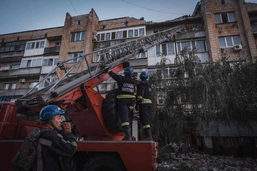 Покровськ (Фото: ДСНС) Росія завдала два ракетних удари по Покровську, влучила в житловий будинок, є жертви – відео
