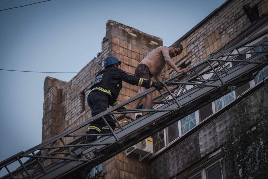 Покровськ (Фото: ДСНС) Росія завдала два ракетних удари по Покровську, влучила в житловий будинок, є жертви – відео