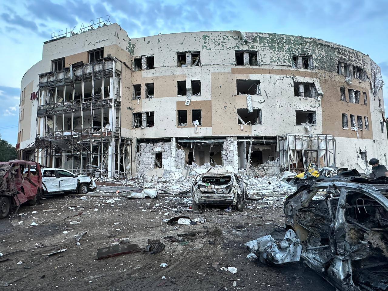 Росія атакувала ракетами готель у Запоріжжі, є загибла – фото і відео з місця прильоту
