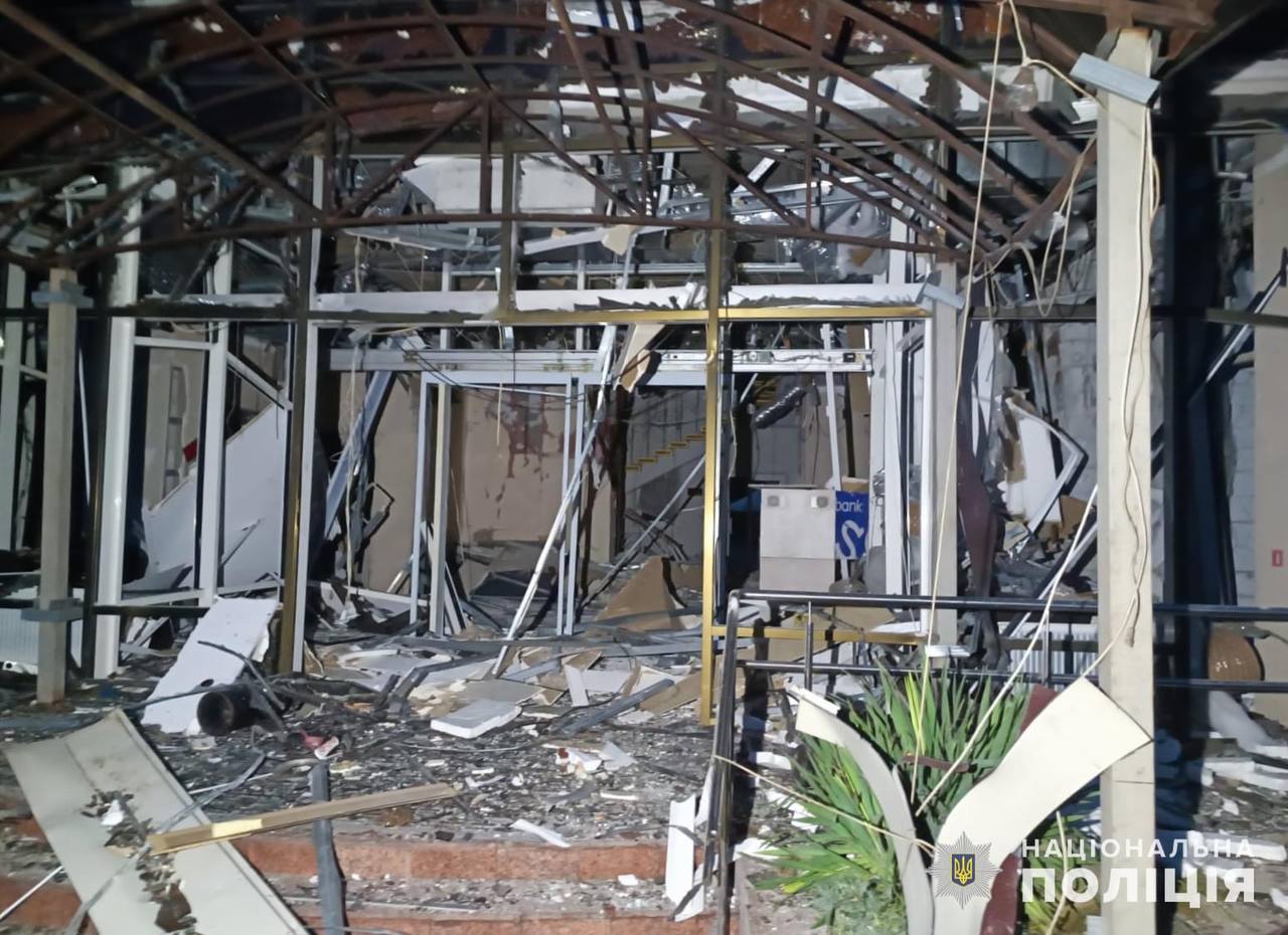 Фото – Нацполиция Запорожье. Россия била по отелю ракетой "Искандер-К", пострадали четыре ребенка – фото