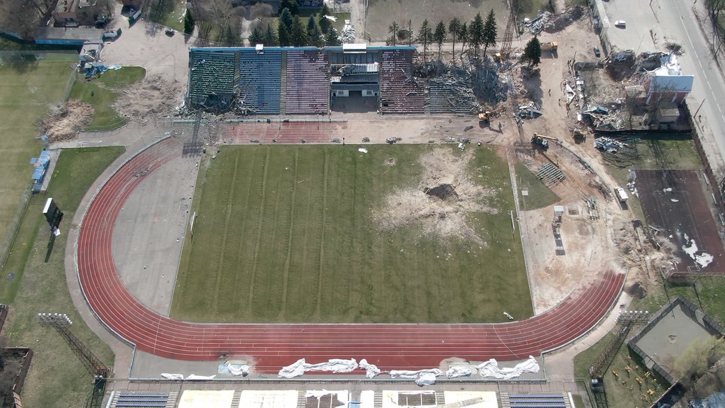 Стадион имени Гагарина после бомбардировки (Фото – Суспільне Новини)