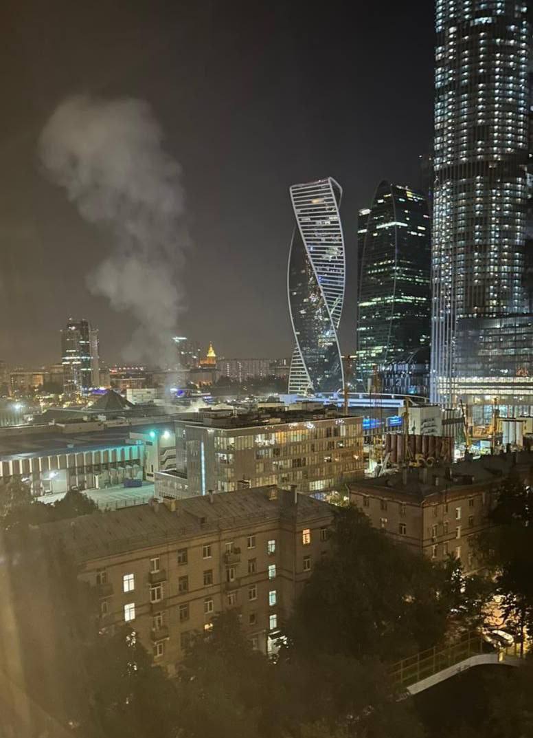 Вночі у Москві закривали Внуково, в Експоцентрі вибухнув безпілотник – відео, фото