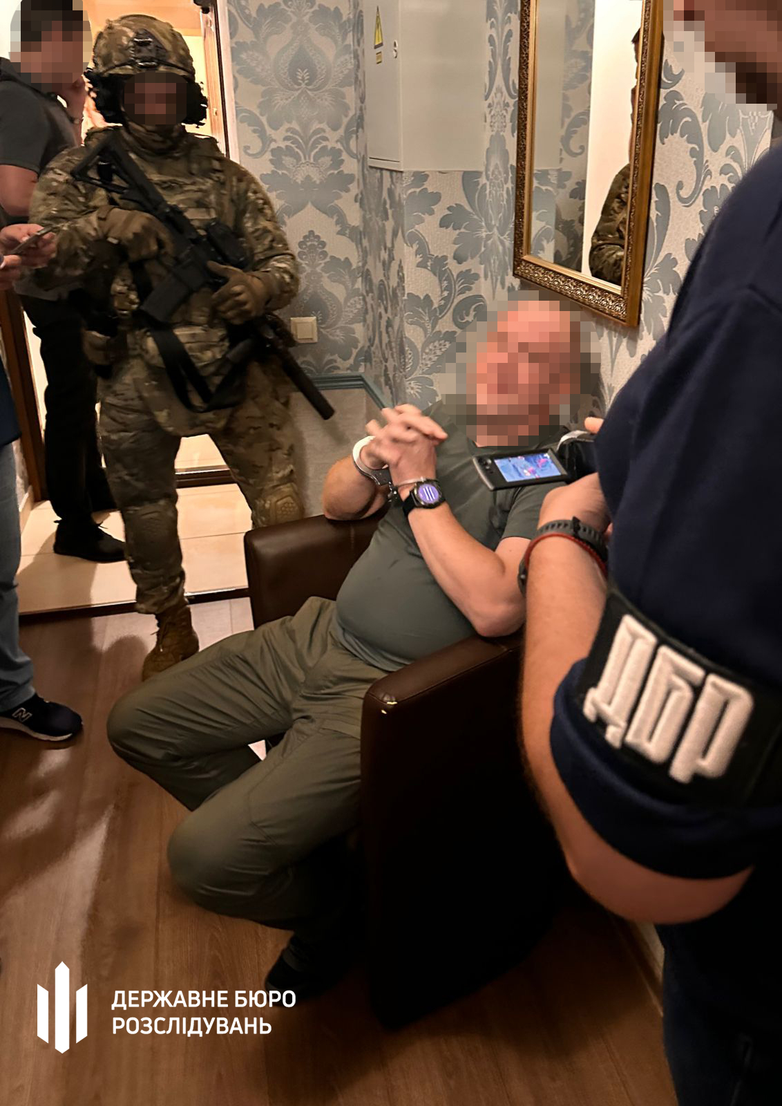 Фото – ДБР Довідки для ухилянтів за $10 000: у Києві голові ВЛК вручили підозру – фото