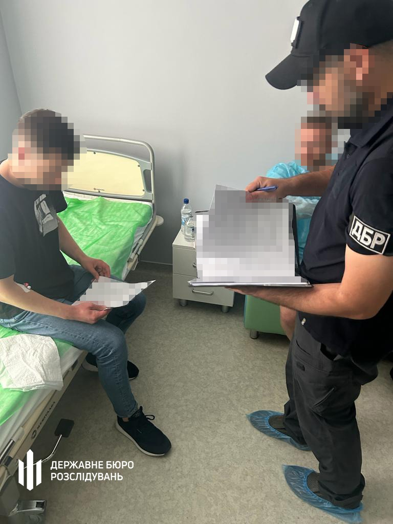 Фото – Держбюро розслідувань Довідки для ухилянтів за $10 000: у Києві голові ВЛК вручили підозру – фото