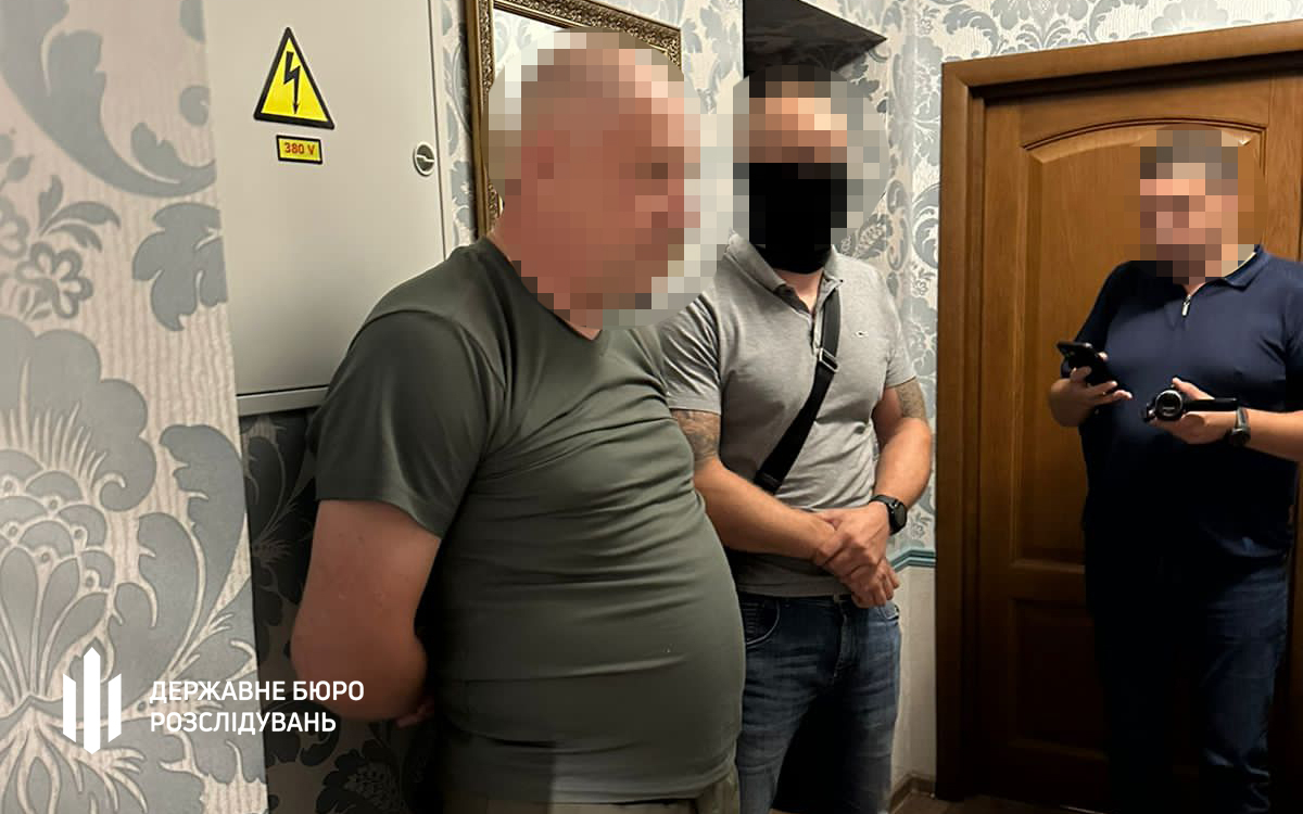 Фото – ДБР Довідки для ухилянтів за $10 000: у Києві голові ВЛК вручили підозру – фото