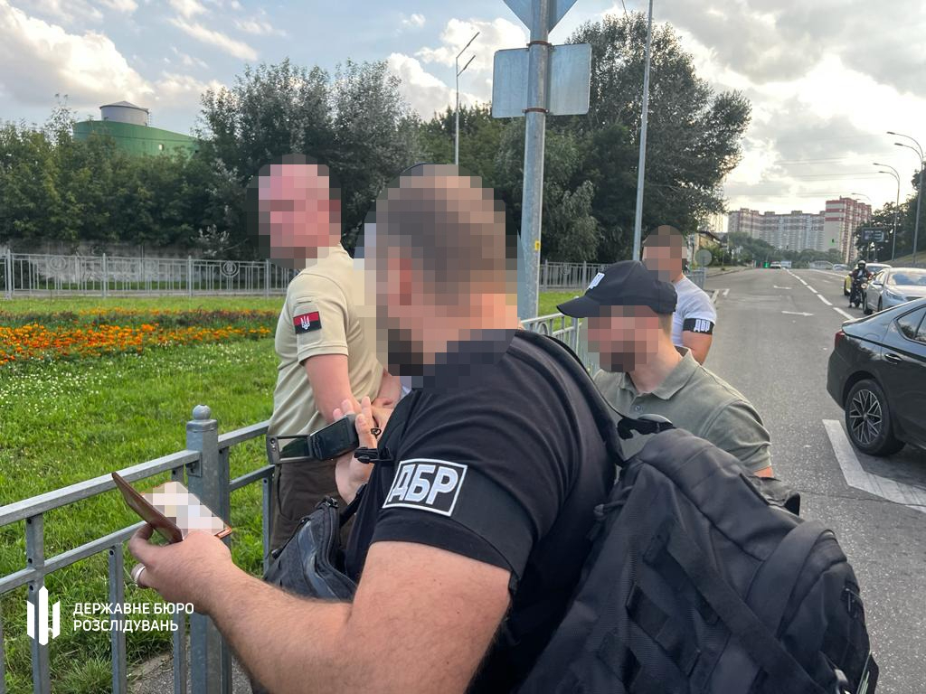 Фото – ДБР Довідки для ухилянтів за $10 000: у Києві голові ВЛК вручили підозру – фото