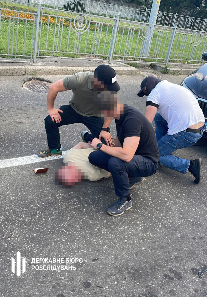 Фото – ДБР Довідки для ухилянтів за $10 000: у Києві голові ВЛК вручили підозру – фото
