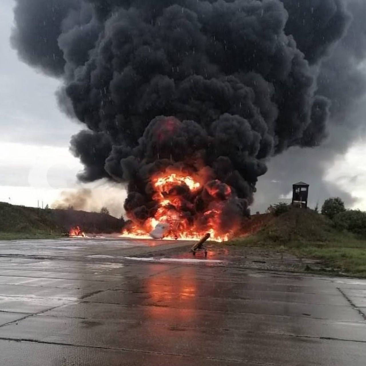 Ту-22М3 охвачен огнем: появились фото последствий атаки дронов на аэродром "Сольцы" в РФ