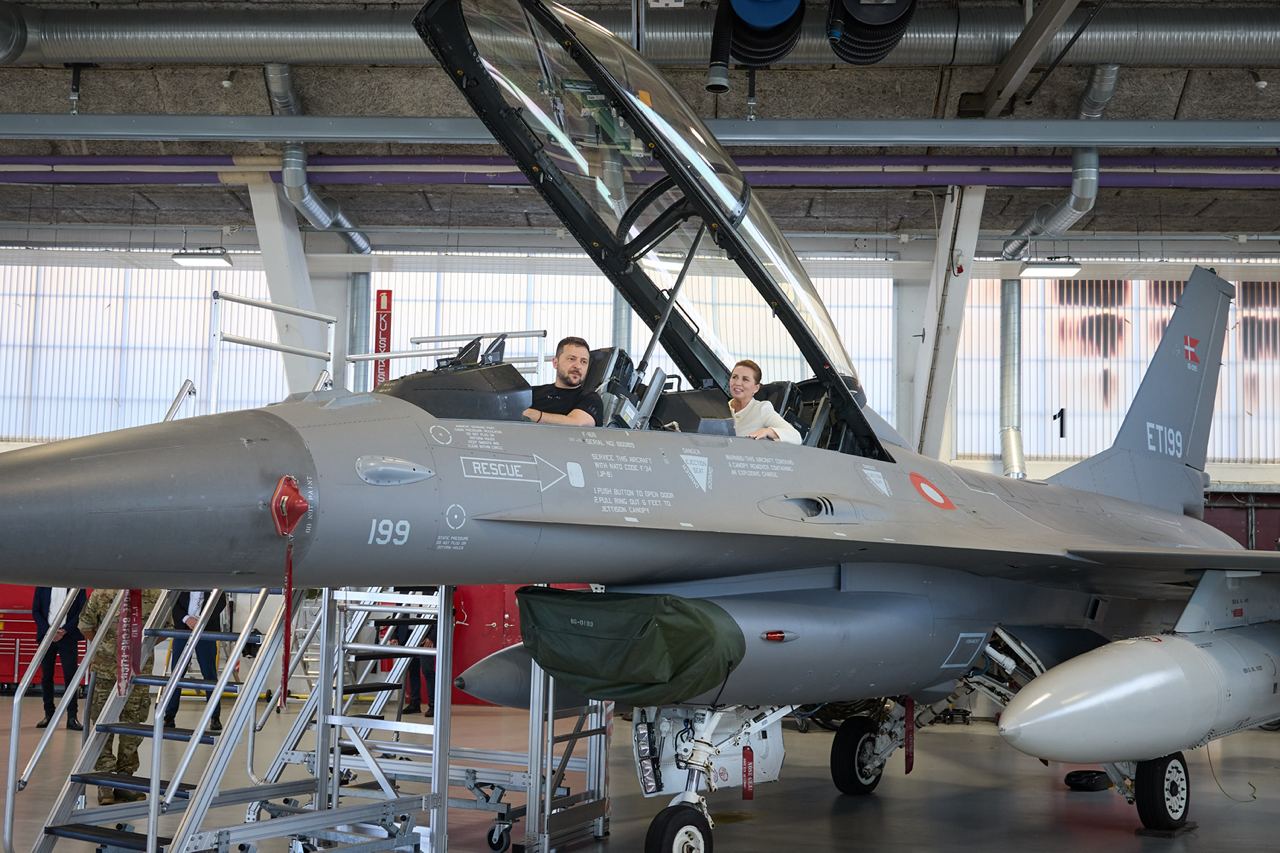 Зеленський в F-16 разом з прем'єр-міністеркою Данії (Фото: Телеграм Володимира Зеленського)