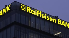 Raiffeisen Bank в России ужесточил условия приема долларов. Минимальная комиссия – $1000