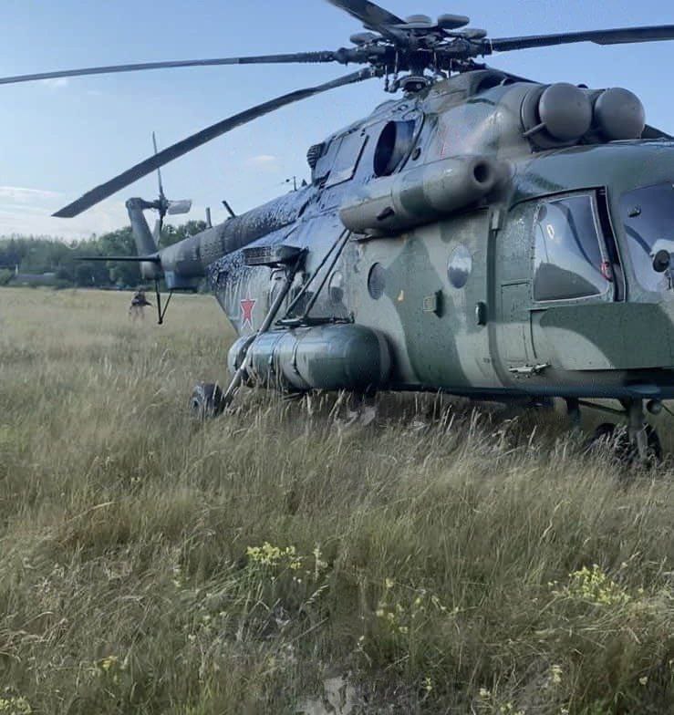 Мі-8 із РФ, який поповнив ряди ВПС ЗСУ (Фото: соцмережі) ГУР виманило російський гелікоптер Мі-8 в Україну. Подробиці спецоперації – фото