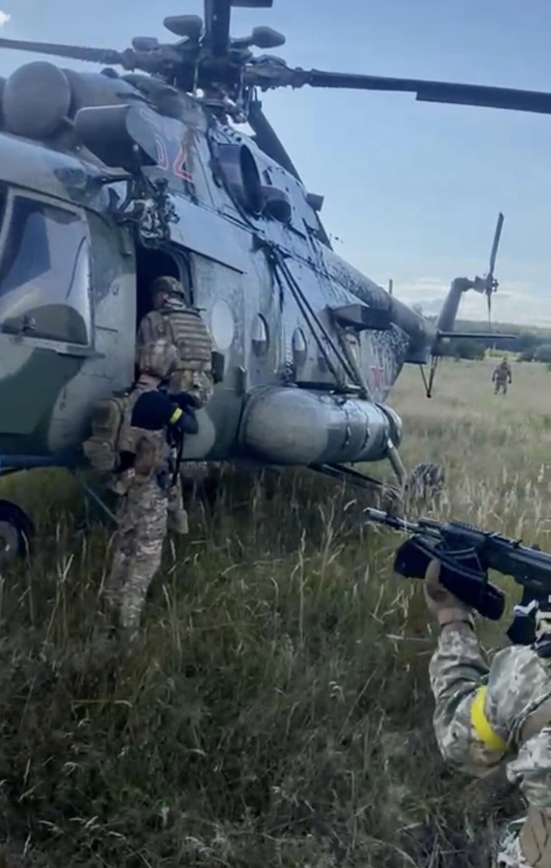 Операция "Синица". Новые фото с российским вертолетом Ми-8, который ГУР выманило в Украину