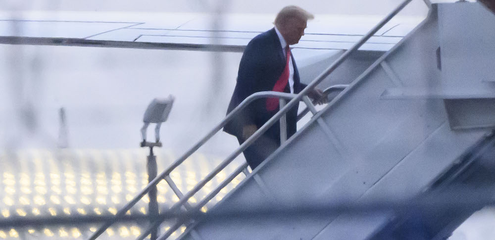 Дональд Трамп покидает тюрьму в округе Фултон (Фото: EPA) Трамп стал первым президентом США, которому сделали официальное тюремное фото