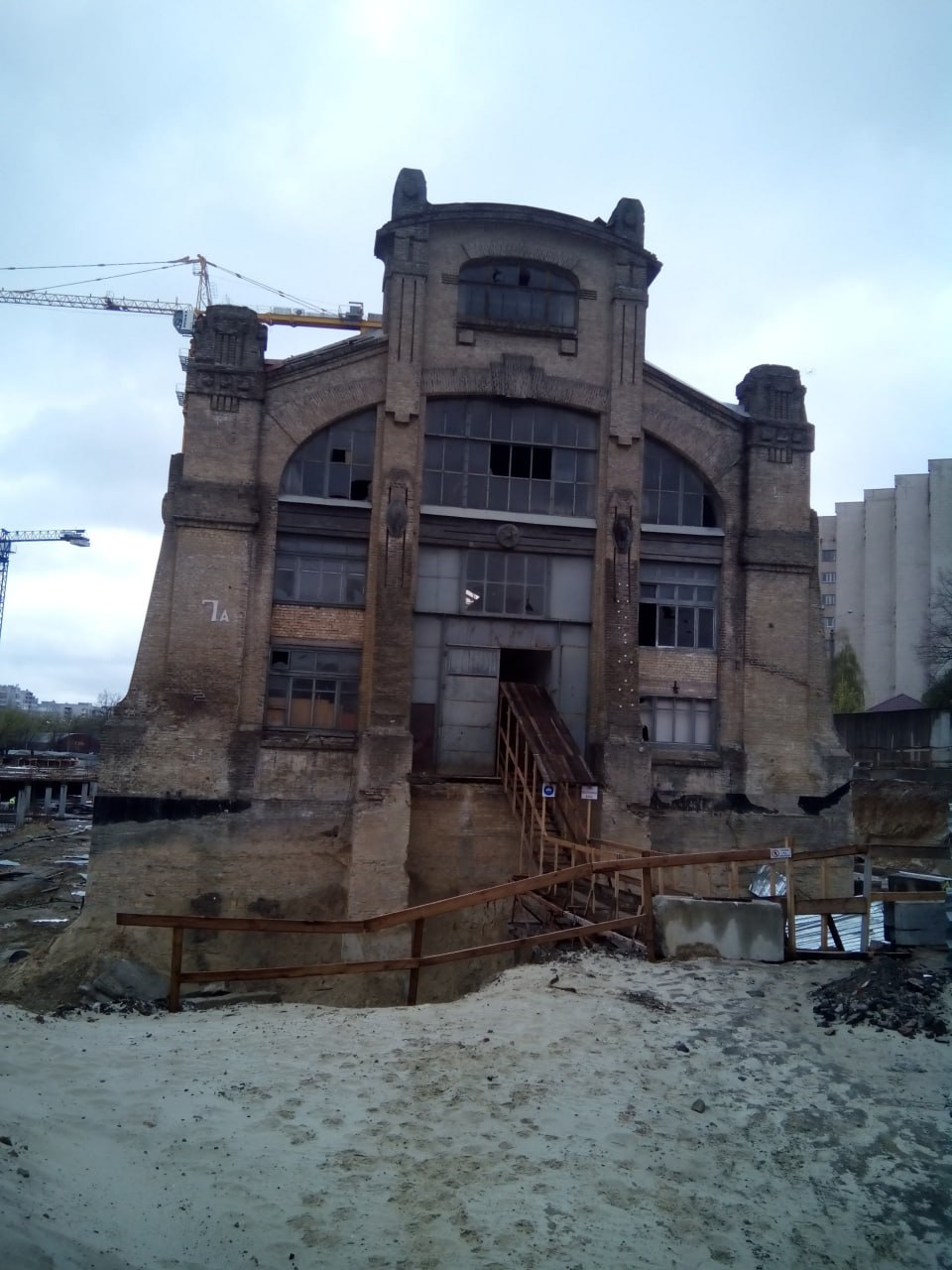 Здание электростанции "до". Фото: Arricano Здание электростанции "до". Фото: Arricano