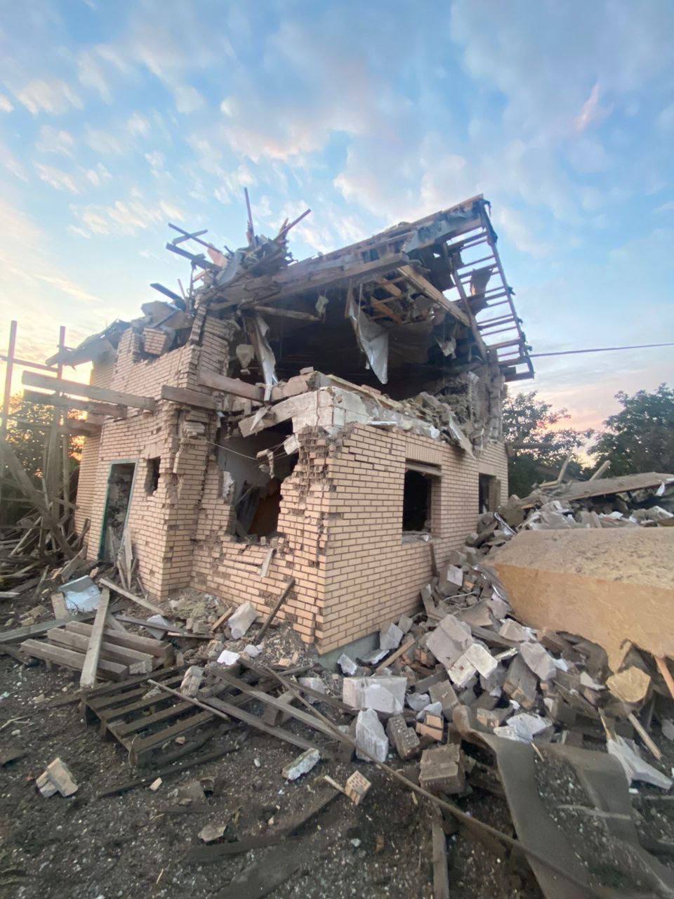 Уламки збитої російської ракети впали на будинки в Київській області, є постраждалі – фото