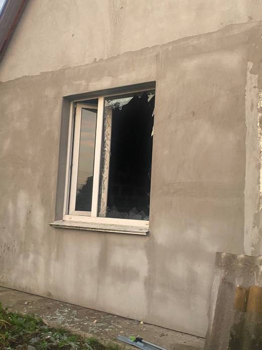 Уламки збитої російської ракети впали на будинки в Київській області, є постраждалі – фото