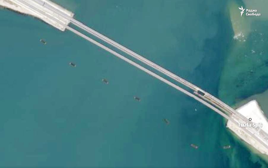 Россия затопила баржи, чтоб защитить от атак Крымский мост – качественные спутниковые фото