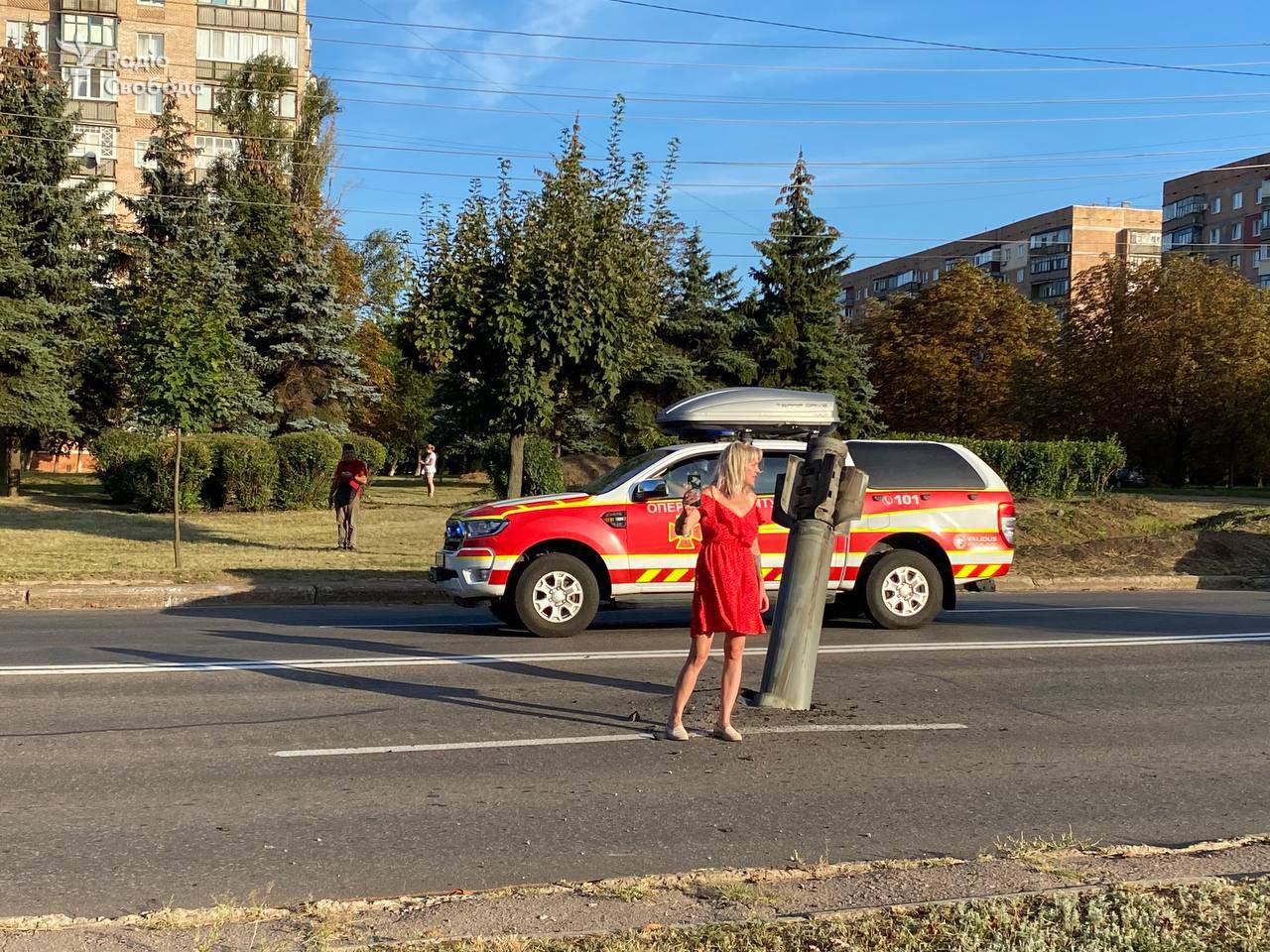 Фото – Радіо Свобода Росія вгатила по Краматорську. Реактивний снаряд стирчить з проїзної частини – фото