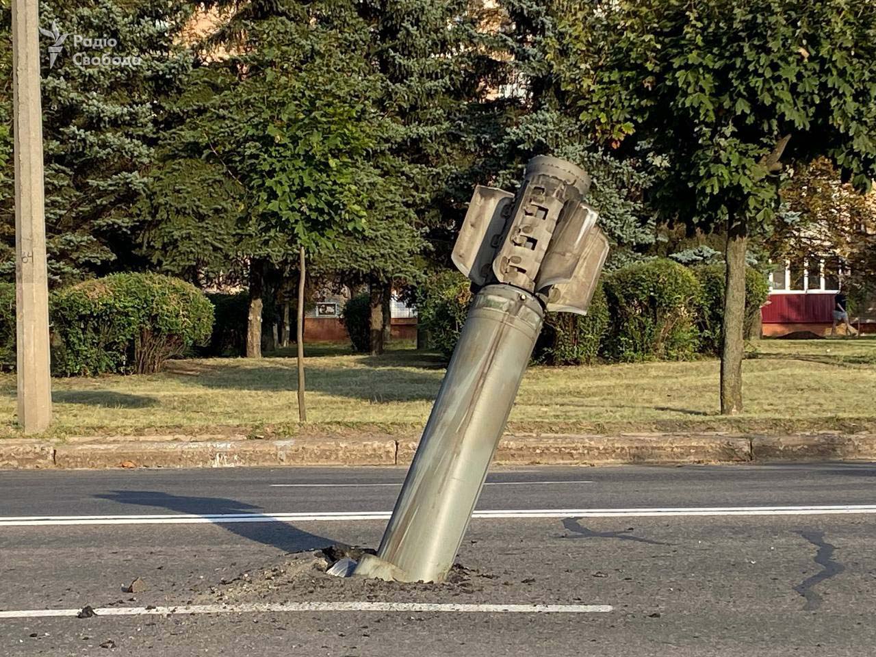Фото – Радіо Свобода Росія вгатила по Краматорську. Реактивний снаряд стирчить з проїзної частини – фото