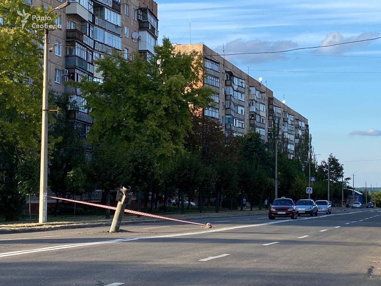 Россия ударила по Краматорску. Реактивный снаряд торчит из проезжей части – фото