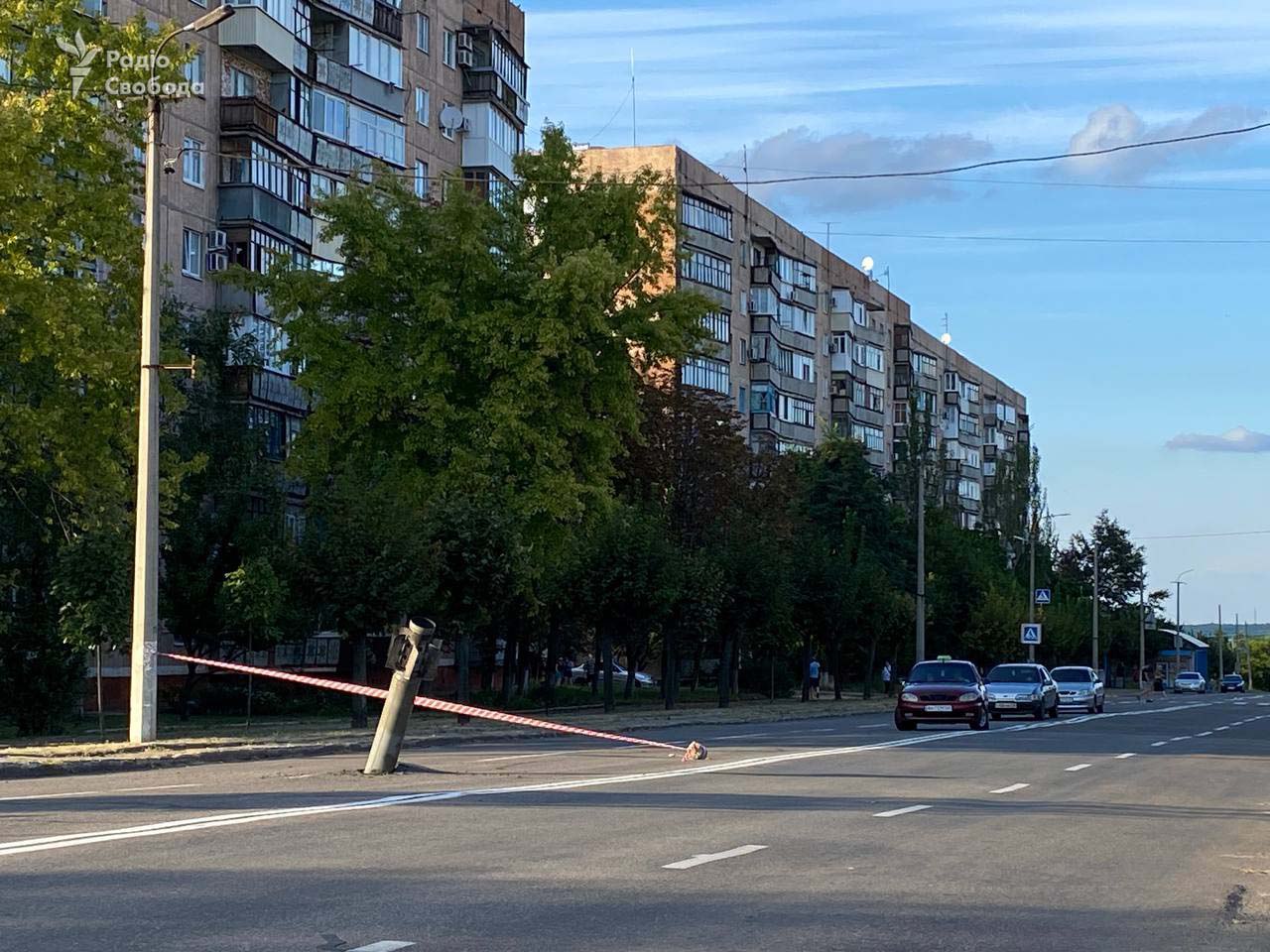 Фото – Радіо Свободa Росія вгатила по Краматорську. Реактивний снаряд стирчить з проїзної частини – фото