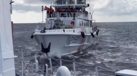 Опасный маневр. Китайский корабль чуть не протаранил филиппинское судно – видео - новости Украины, Политика