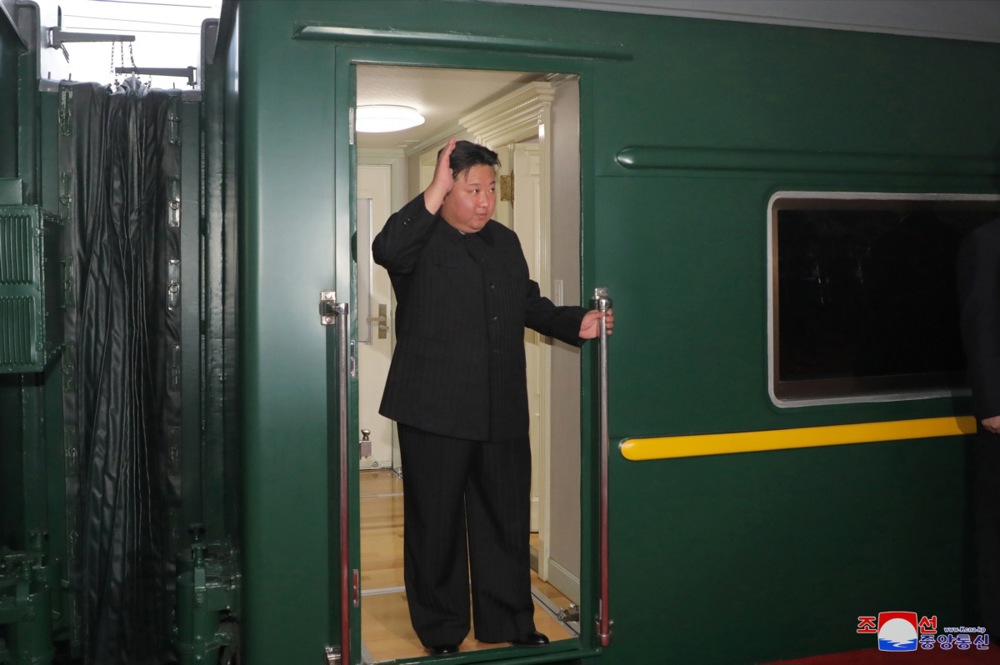 NYT о бронепоезде диктатора КНДР: Медленный, пуленепробиваемый, полон вина – фото, видео