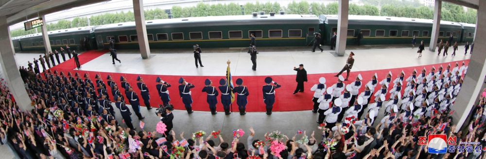 NYT о бронепоезде диктатора КНДР: Медленный, пуленепробиваемый, полон вина – фото, видео