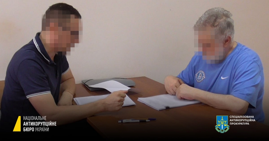 Детектив НАБУ вручает подозрение Игорю Коломойскому в ИВС СБУ 7 сентября (Фото: пресс-служба НАБУ)