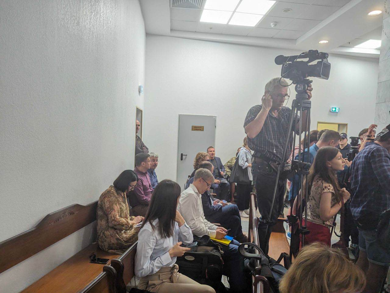 Loyal media circuit courtside as Kolomoisky appeals arrest ruling