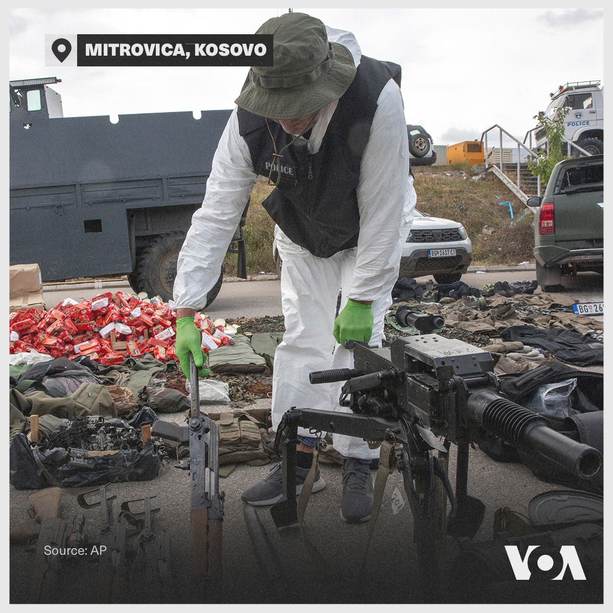 Выставка оружия, изъятого у сербских боевиков (Фото – Voice of America) 