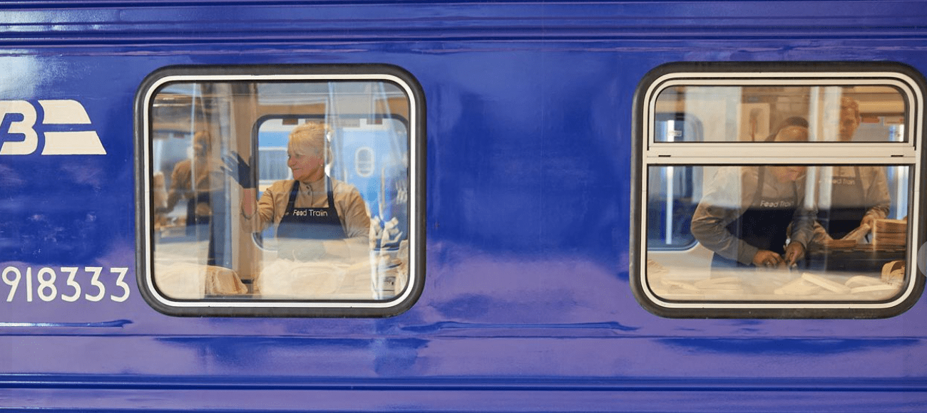 Укрзалізниця вместе с миллиардером Баффетом создали первый в мире поезд-кухню  — фото