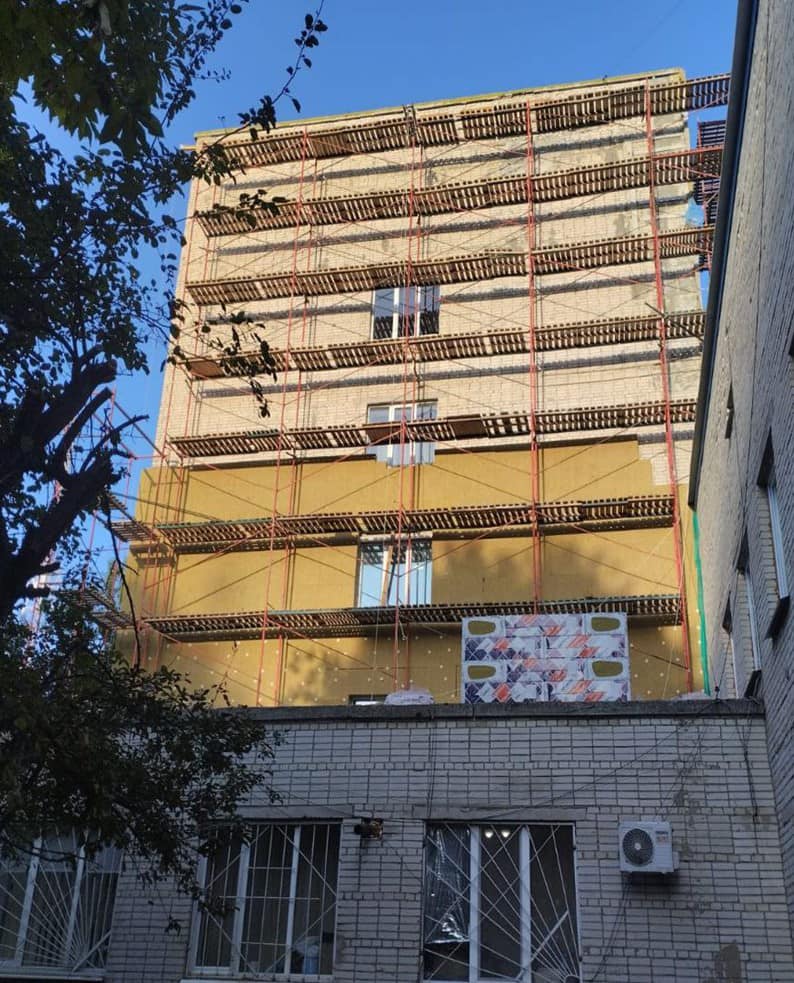 В Тростянце начали отстраивать больницу, по которой оккупанты стреляли из танков – фото