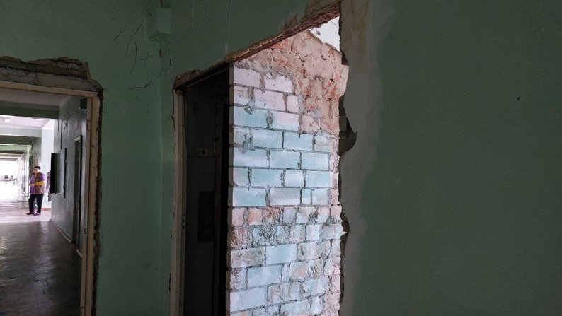 В Тростянце начали отстраивать больницу, по которой оккупанты стреляли из танков – фото