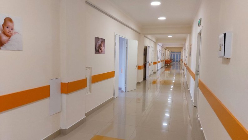 В Тростянце начали отстраивать больницу, по которой оккупанты стреляли из танков – фото