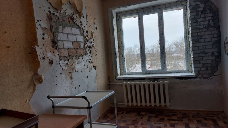 В Тростянце начали отстраивать больницу, по которой оккупанты стреляли из танков – фото