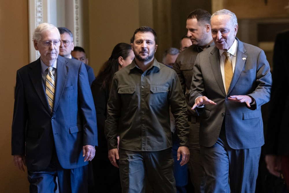 Volodymyr Zelenskyy with Senate Republican minority leader Mitch McConnell and Democratic majority leader Chuck Schumer. Photo: EPA