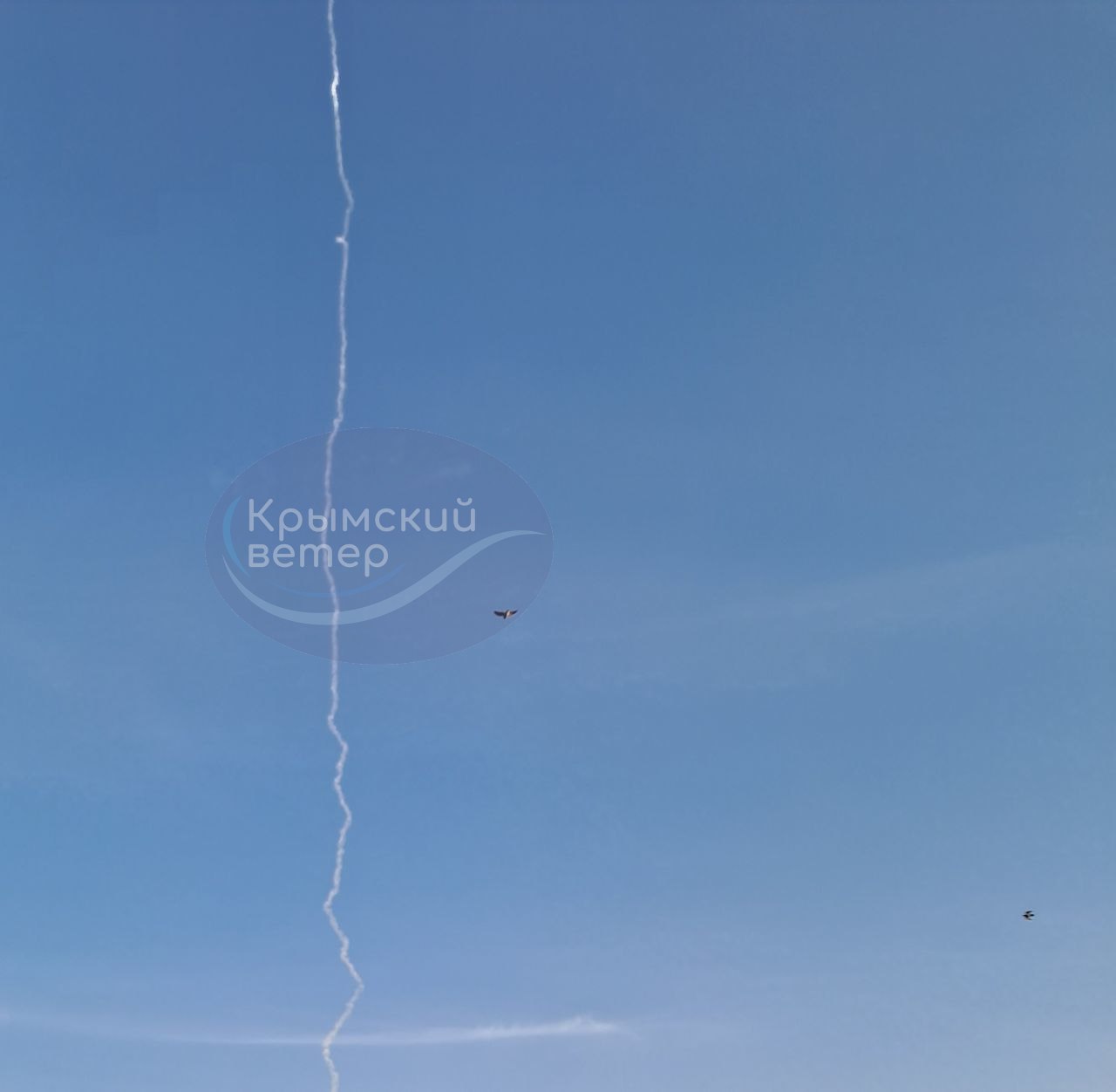 Фото – Telegram-канал Крымский ветер В Джанкое взрыв, видно дым и следы от ракеты в небе. У Шойгу заявили о "сбитой" С-200