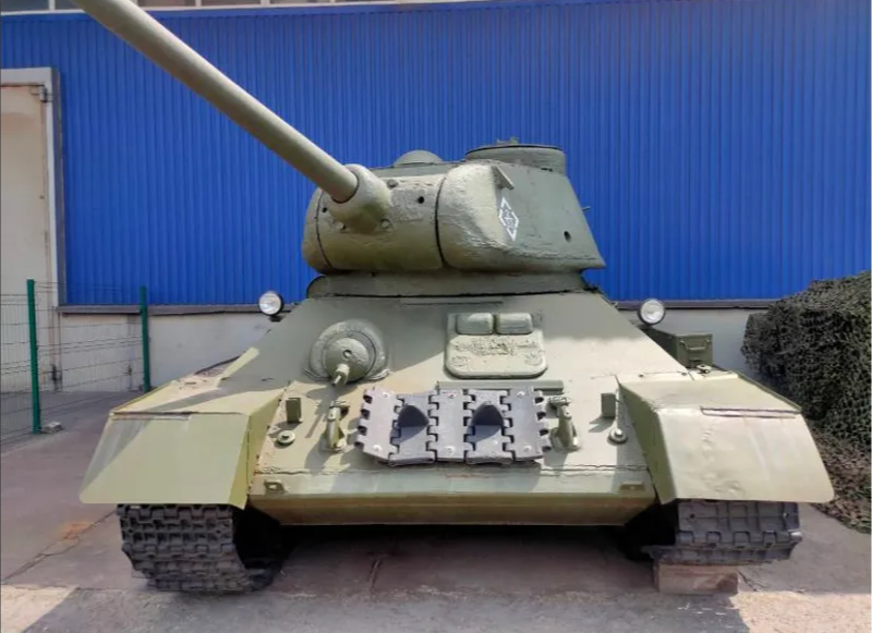 У Тернополі виставили на торги радянський танк Т-34. Раніше там продали літак – фото