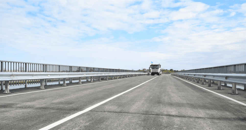 В Николаевской области отстроили 84-метровый мост, разрушенный Россией — фото